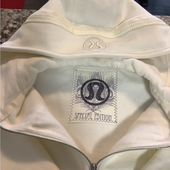 Lululemon limited addition scoop hoodie - Picture 2 of 3